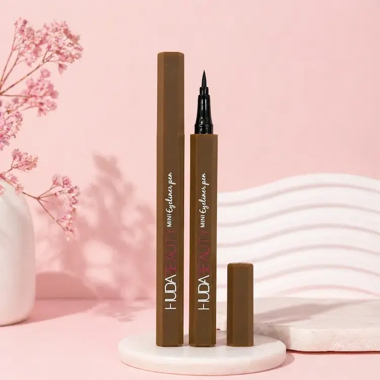 خرید خط چشم ماژیکی قهوه‌ای Huda Beauty با نوک ظریف و روان