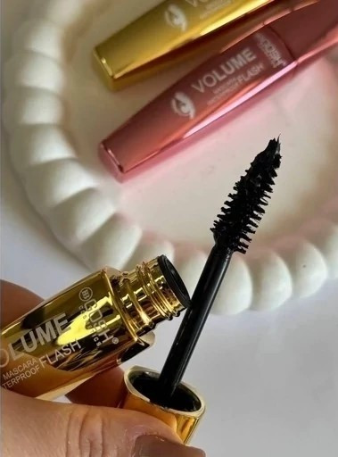 نتیجه استفاده از ریمل حجم دهنده Gosh Volume Flash روی مژهها